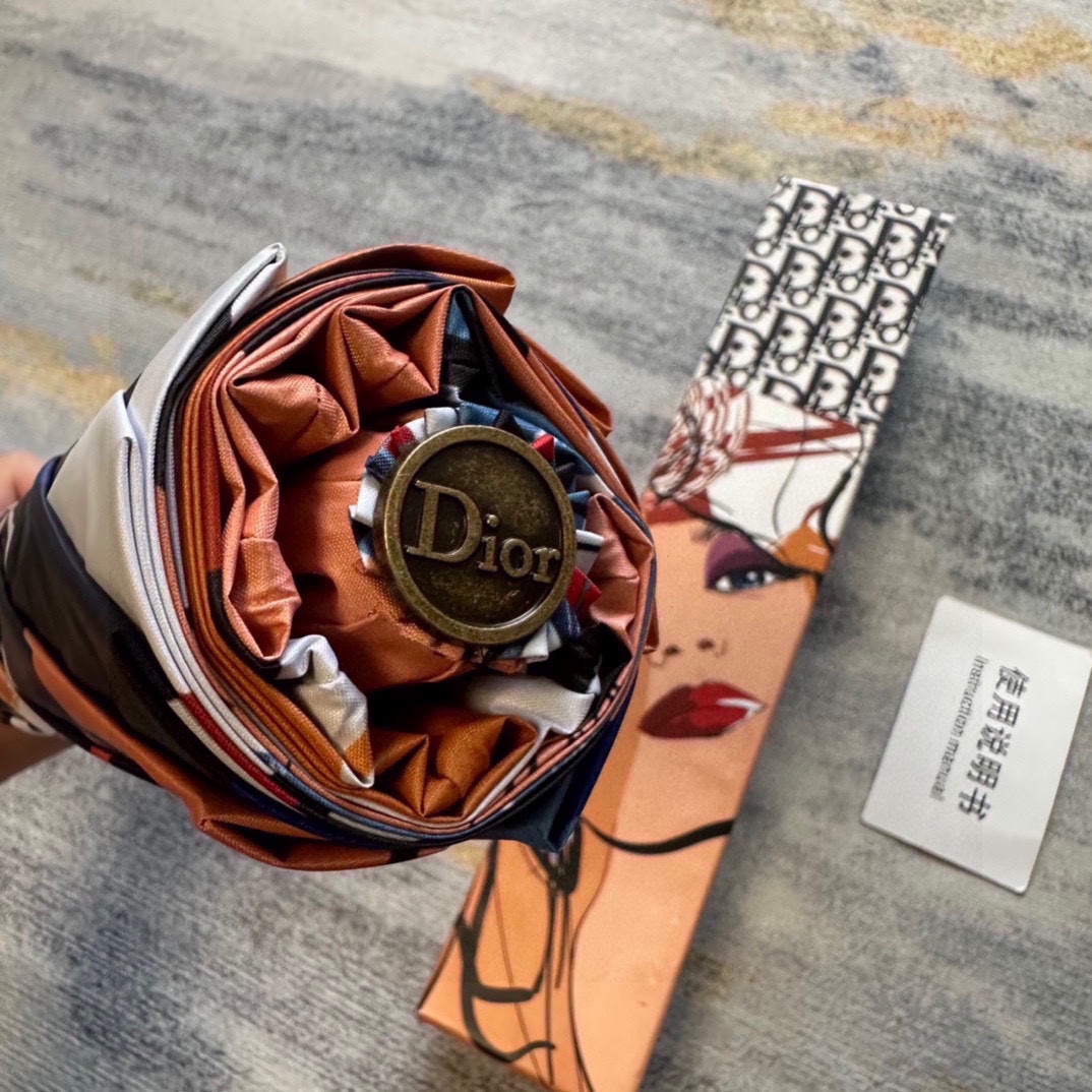 Dior迪奥最新火爆简单方便展现档次与品位新涂层技术伞布带来令人惊喜的遮光效果让防晒及隔热性能更优保障伞