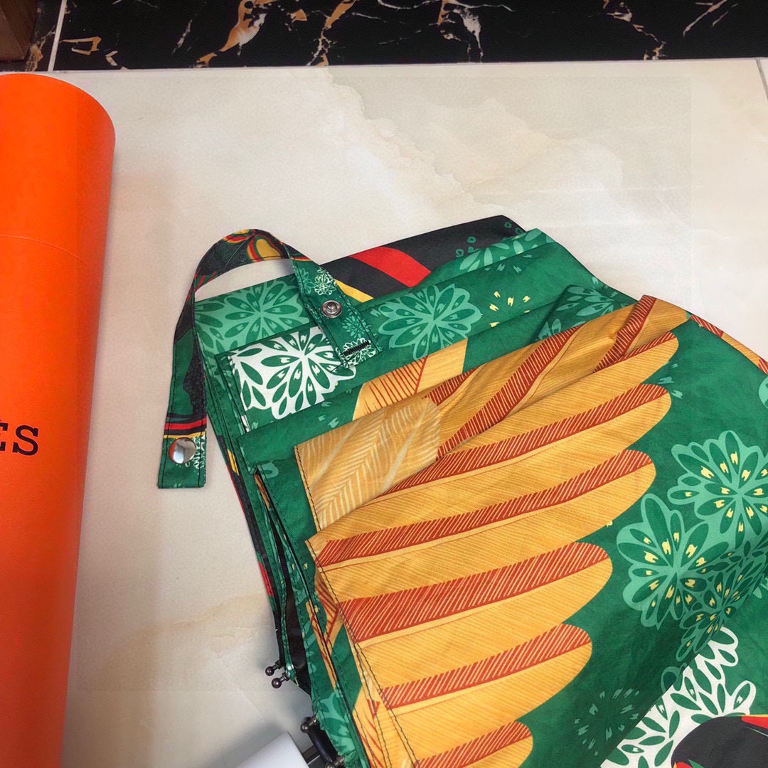 爱马仕Hermès极品H家三折自动伞重磅呈现以其精湛的工艺技术和源源不断的想像力新涂层技术伞布带来令人惊