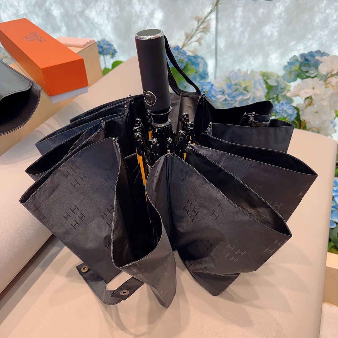爱马仕Hermès黑色暗纹男款极品H家三折自动伞重磅呈现以其精湛的工艺技术和源源不断的想像力新涂层技术伞