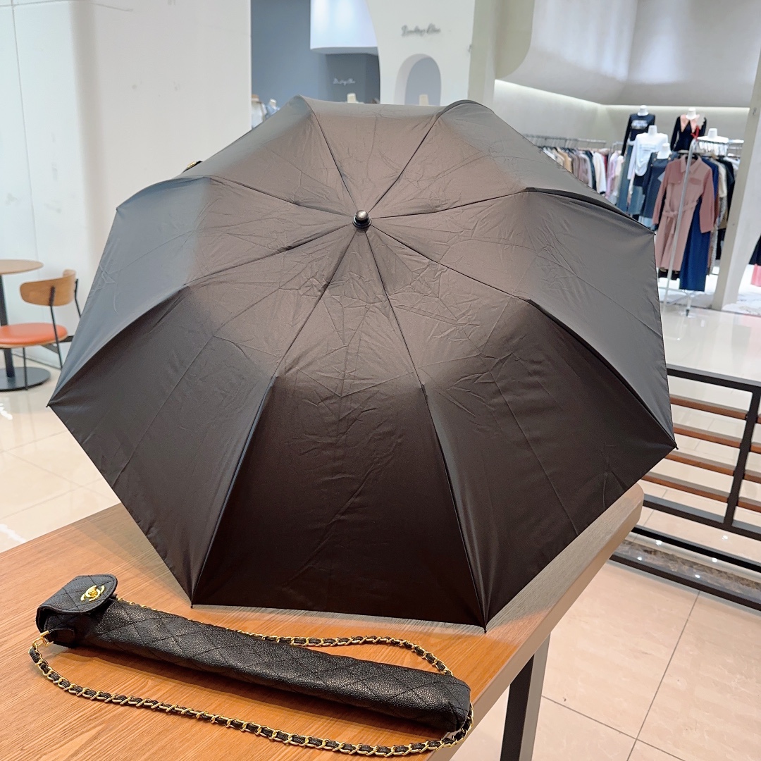 Chanel香奈儿中古雨伞时尚博主人手一套造型神器！复古伞型+菱格鱼子酱伞套出片率极高！自带高级感！伞包
