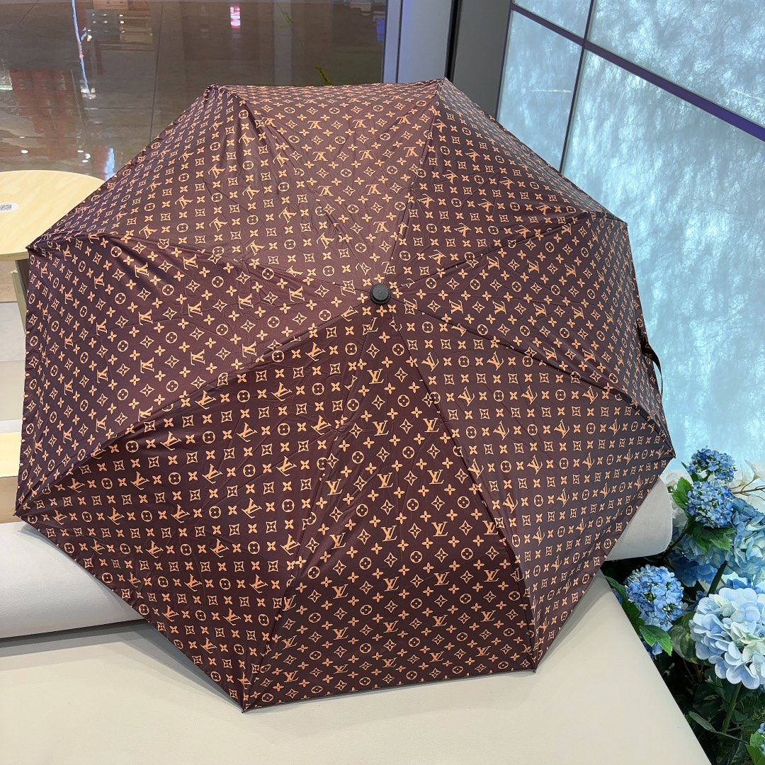 LOUISVUITTON路易威登经典咖三折自动折叠晴雨伞新涂层技术深色伞面拥有令人惊喜的遮光效果！2色