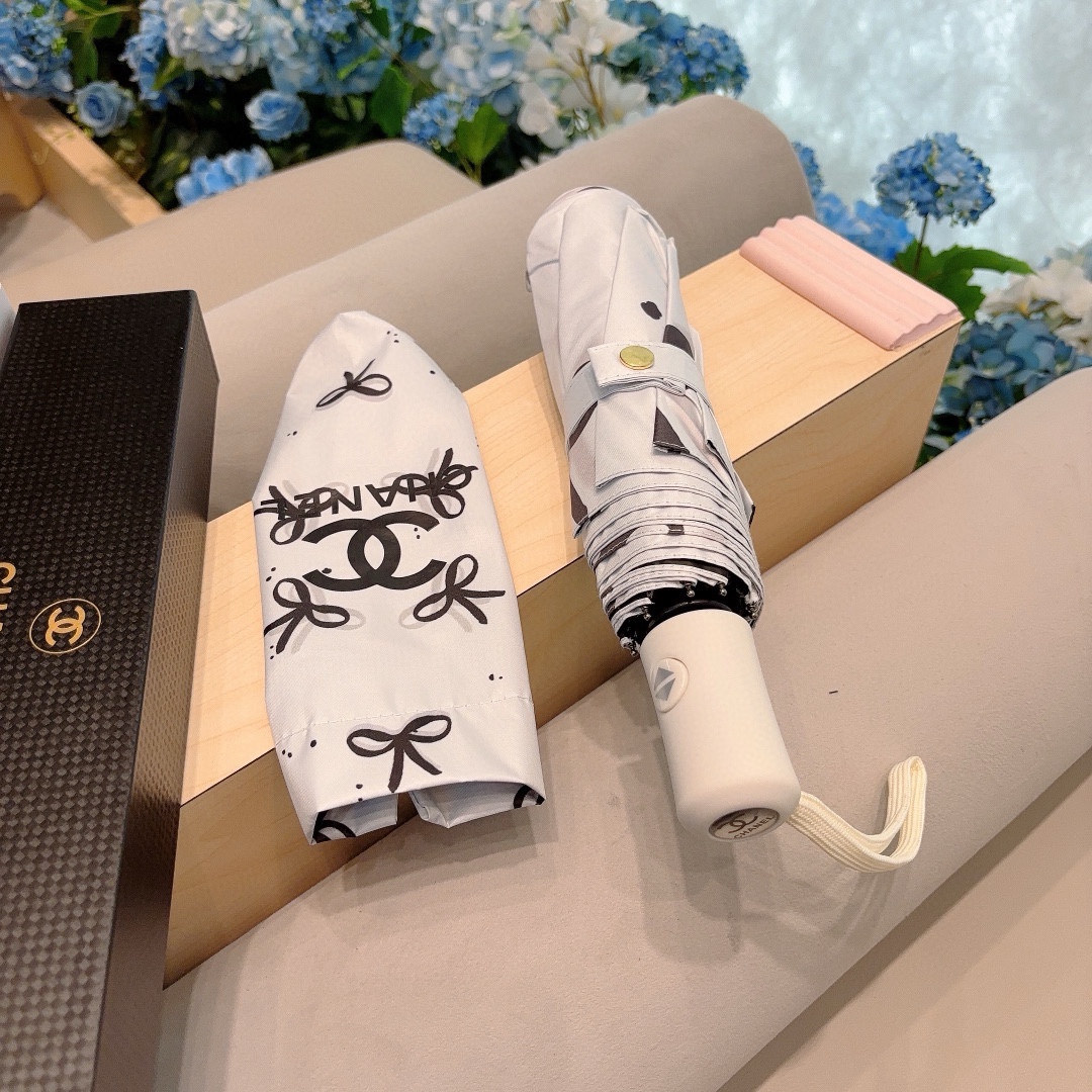 CHANEL香奈儿三折自动折叠晴雨伞集合香奈儿灵魂LOGO为一体的设计风格高雅奢华带在身上带来独特视觉效