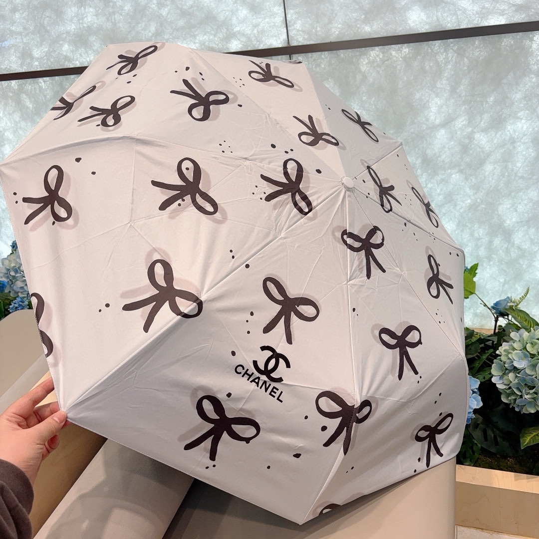 CHANEL香奈儿三折自动折叠晴雨伞集合香奈儿灵魂LOGO为一体的设计风格高雅奢华带在身上带来独特视觉效
