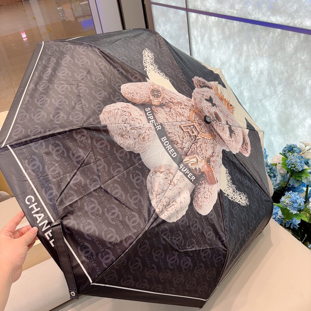 CHANEL香奈儿新款三折自动折叠晴雨伞集合香奈儿灵魂LOGO为一体的设计风格高雅奢华带在身上带来独特视