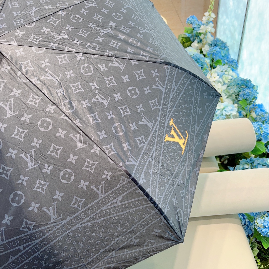 LOUISVUITTON路易威登三折自动折叠晴雨伞新涂层技术深色伞面拥有令人惊喜的遮光效果！