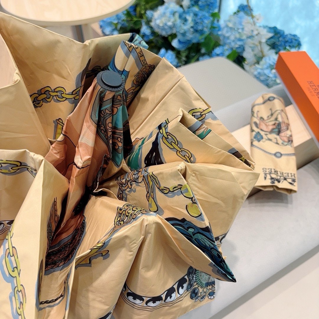 爱马仕Hermès链条马极品H家三折自动伞重磅呈现以其精湛的工艺技术和源源不断的想像力新涂层技术伞布带来