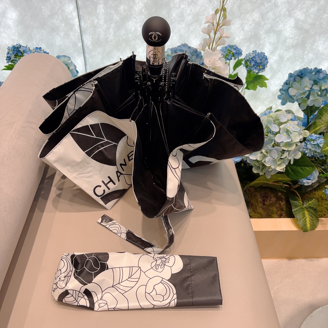 CHANEL香奈儿香奈儿茶花经典回归三折自动折叠晴雨伞集合香奈儿灵魂LOGO为一体的设计风格高雅奢华带在
