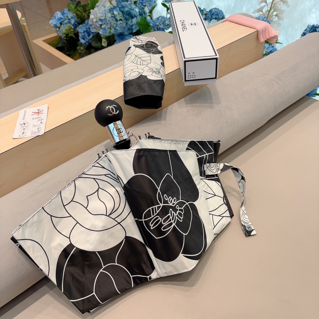 CHANEL香奈儿香奈儿茶花经典回归三折自动折叠晴雨伞集合香奈儿灵魂LOGO为一体的设计风格高雅奢华带在