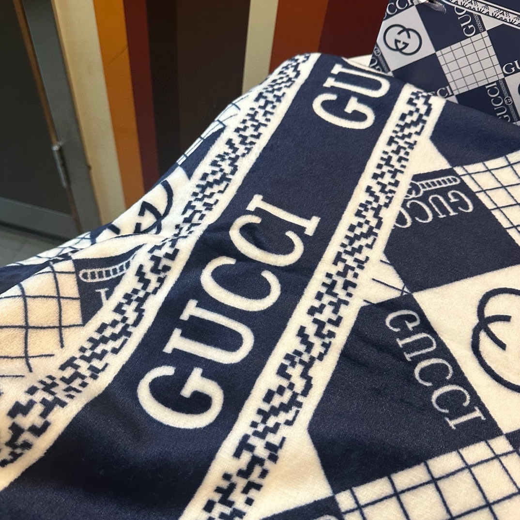 古驰GUCCI经典金貂绒盖毯送人自用太合适柔软不掉毛出口品质多功能毛毯！面料金貂绒原单货----绒布毛毯