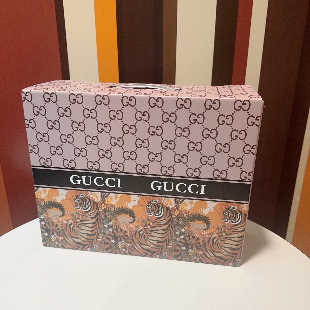 古驰GuCCi经典金貂绒盖毯送人自用太合适柔软不掉毛出口品质多功能毛毯！面料金貂绒原单货----绒布毛毯