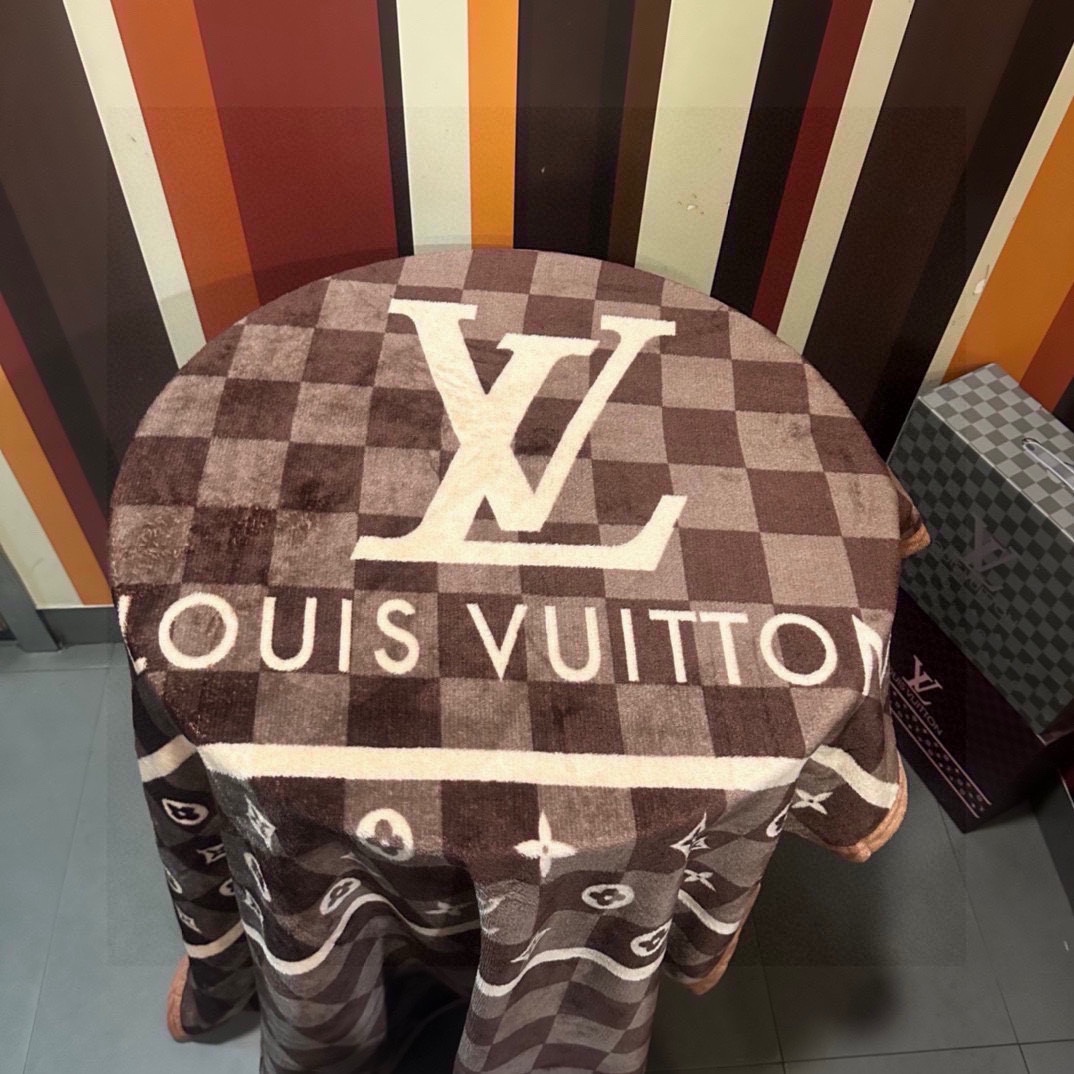 LouisVuitton路易威登带礼盒皇室LV路易威登极品硬货且买且珍惜经典老花图案风靡了全世界惊爆世人