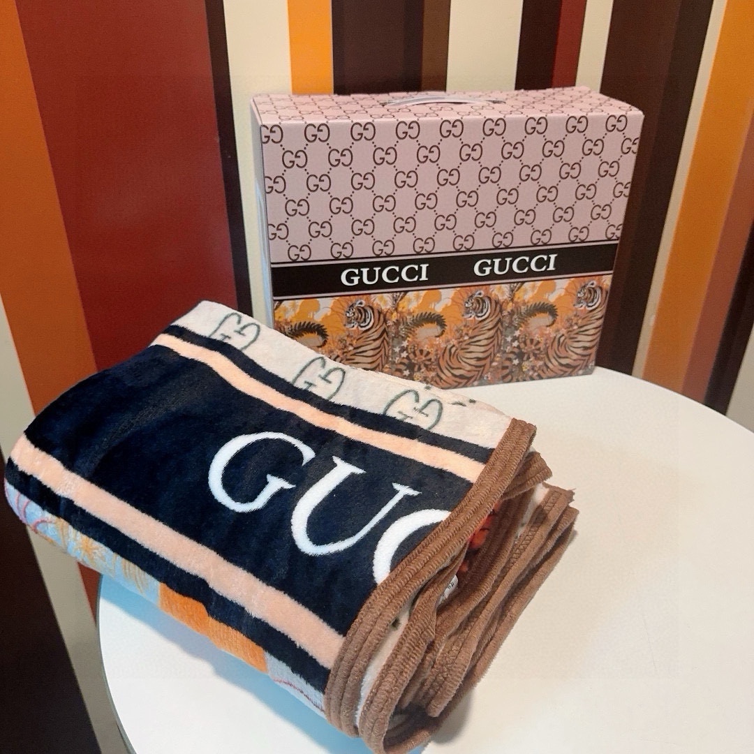 古驰GuCCi经典金貂绒盖毯送人自用太合适柔软不掉毛出口品质多功能毛毯！面料金貂绒原单货----绒布毛毯