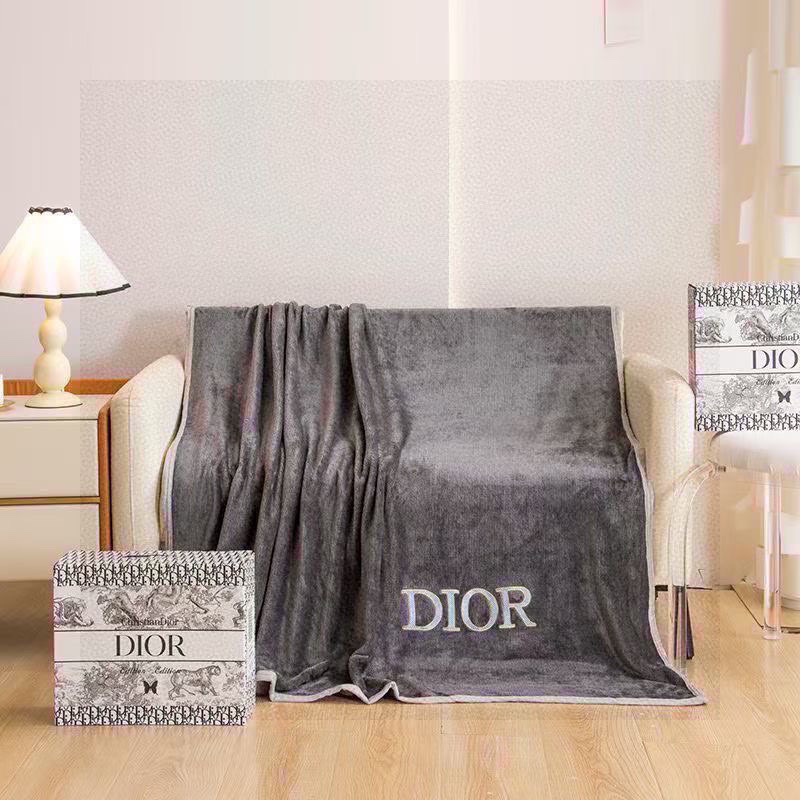 NO:302279,GUCCI (with gift box) embroidered multi-function blanket is warm at the touch, and it is a warm and soft blanket at the touch, a silky experience like milk, a baby blanket, a sofa blanket, a decorative blanket, a car travel blanket, and other multi-purpose blanket!  blankets, blankets, pillows, gucci, blankets, blankets, throw pillows19860909GUCCI古奇（带礼盒）刺绣款 多功能毛毯一触即暖,一触摸就是暖暖的、软软的毯子,牛奶般丝滑体验,宝宝盖毯、沙发披毯、装饰毯车用旅行毯等一毯多用！ 毛毯,毛毯，抱枕,gucci,blankets,blankets,throw pillows,accessory