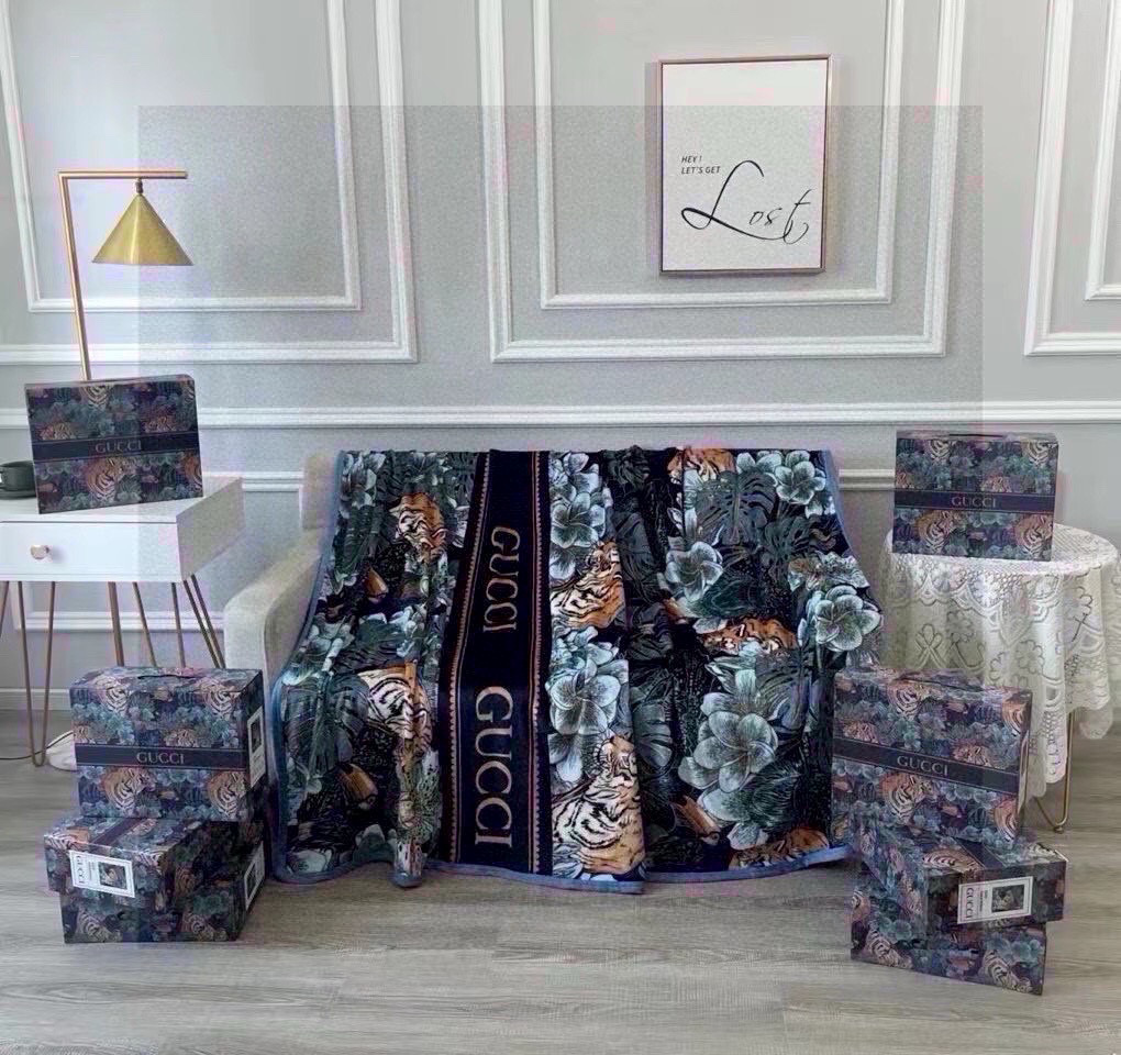 NO:302280,GUCCI Gucci (with gift box) new model new!  It is very suitable and soft to give it to others for your own use. Export quality multi-functional blanket is warm at the touch, and it is a warm and soft blanket at the touch. It is a silky and silky experience like milk. A blanket is covered with a blanket, a sofa is covered with blanket, a decorative blanket, a car travel blanket, and other blankets are used for multiple purposes!  blankets, blankets, pillows, gucci, blankets, blankets, throw pillows19860909GUCCI古奇（带礼盒）新款new！送人自用太合适、柔软 出口品质多功能毛毯一触即暖,一触摸就是暖暖的、软软的毯子,牛奶般丝滑体验,宝宝盖毯、沙发披毯、装饰毯车用旅行毯等一毯多用！毛毯,毛毯，抱枕,gucci,blankets,blankets,throw pillows,accessory
