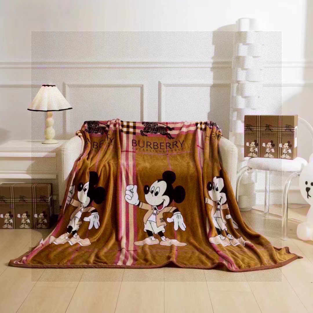 NO:302289,BURBERRY (with gift box) is as smooth as milk. It is softer than the blanket you imagined. If you don’t believe it, try it. You can sleep naked~ It feels great and skin-friendly and does not shed hair!  !  Comfortable feel, moisture-absorbing and breathable, fine fiber support hand washing blankets, blankets, pillows, burberry, burberry, blankets, throw pillows19860909BURBERRY巴宝莉（配礼盒）如牛奶般丝滑的体验 比你想象中的毛毯更柔软 不信你试试 可以贴身裸睡 ～ 手感极佳亲肤不掉毛！！ 手感舒适 吸湿透气 纤维细密 支持手洗机洗毛毯,毛毯，抱枕,burberry,burberry,blankets,throw pillows,accessory