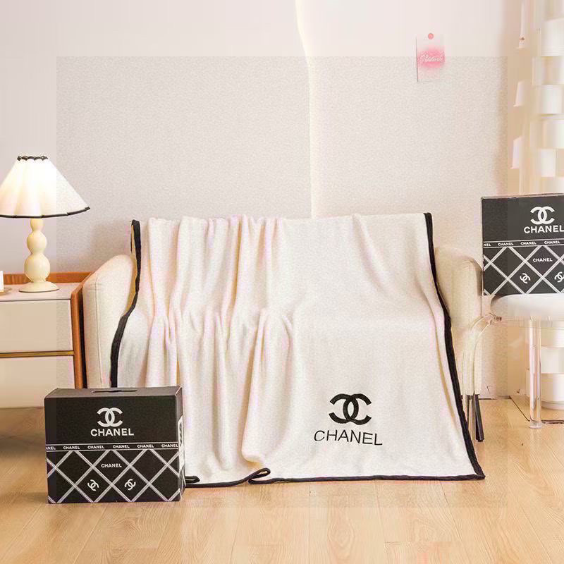NO:302303,Chanel (CHANEL) gift box, embroidery style, the most comfortable velvet blanket in the universe, the blanket that can be used all year round, which can really sleep naked, and the feel is soft and comfortable. Material, skin-friendly milk velvet, car, office nap blanket, sofa blanket, cover blanket, can be used as bed sheets, etc., it is important to mention, the B-version lamb velvet side, the fabric is super comfortable and super invincible soft blanket, blanket, pillow, chanel, chanel, blankets, blankets, throw pillows19860909香奈儿（CHANEL）配礼盒 刺绣款  全宇宙最舒适的绒毯,一年四季都可以用的牛奶绒真正可以裸睡的毯子,手感柔软超舒适.  材质亲肤牛奶绒 车上 办公室午睡毯 沙发毯 盖毯 可以当床单等 随拿随用 重点要说的,B版羊羔绒那面,面料超级舒服超级无敌柔软毛毯,毛毯，抱枕,chanel,chanel,blankets,blankets,throw pillows,accessory