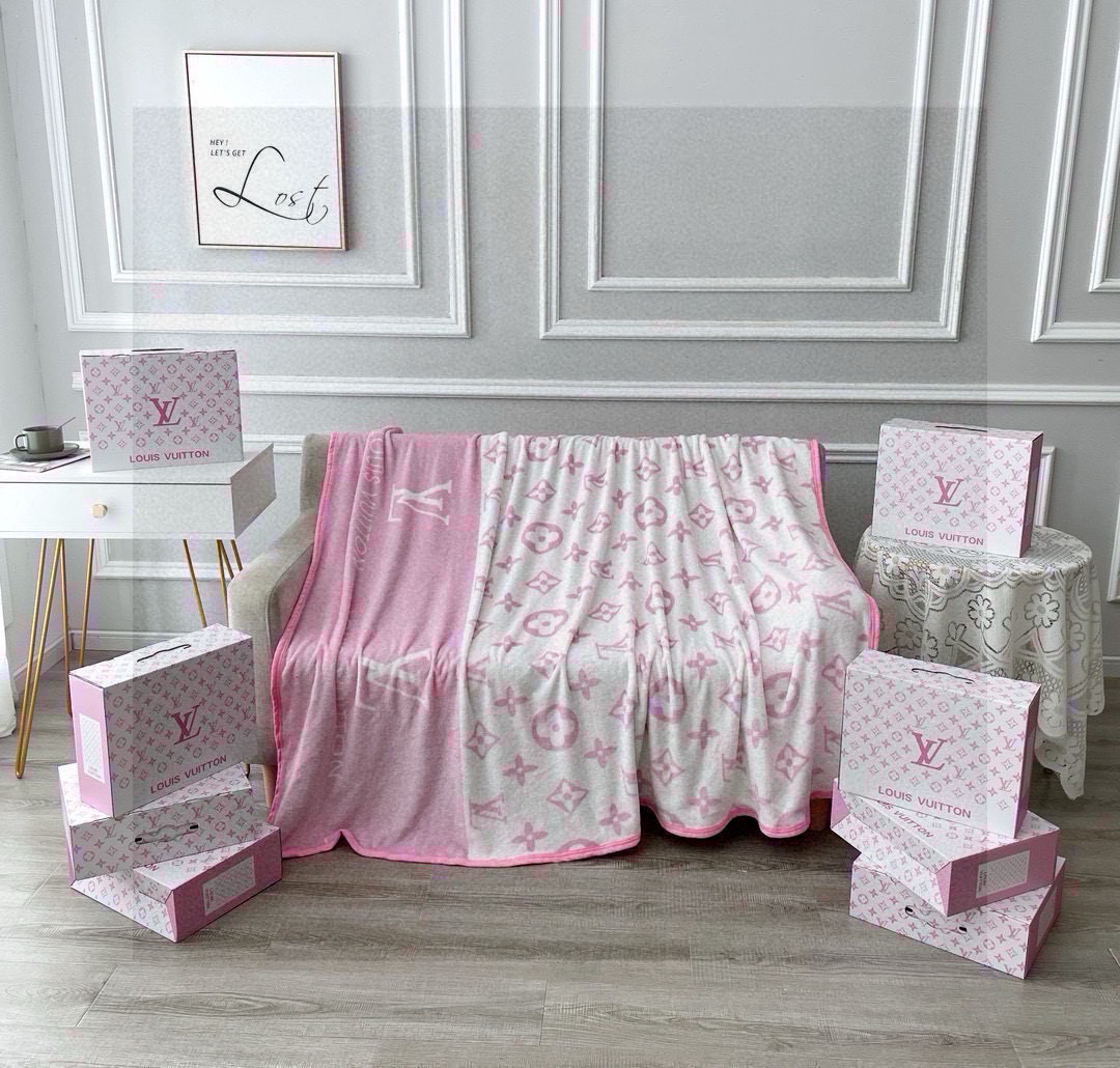 NO:302315,Lv* Classic Tan_This year's big old-fashioned flower It is lunch blanket/casual blanket/travel blanket etc. The most introductory thing you have done on the street, the most comfortable home enjoyment Super soft and bright wide edge Comfortable soft authentic marten wool material with hand-held gift box Gift blanket, blanket, pillow, louis vuitton, blankets, throw pillows19860909Lv*经典tan_今年大老花 它是 午休毯/休闲毯/出行毯 等 最in的出街你做到了, 最舒适的居家享受 超柔大有光 宽包边 舒适柔软正宗的金貂绒毛料 带手提礼盒 送人毛毯,毛毯，抱枕,louis vuitton,blankets,throw pillows,accessory