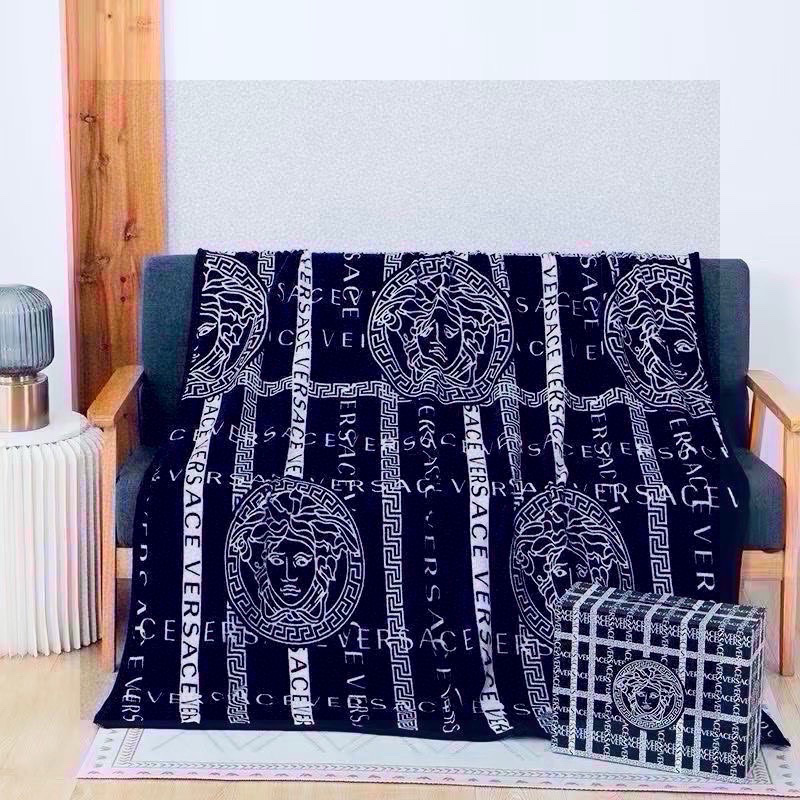 NO:302318,VERSACE Versace (with gift box) classic this year it is lunch blanket/casual blanket/travel blanket etc. The most in-depth you have done the most comfortable home enjoyment. You must also get the super soft and bright wide edge Comfortable soft blanket, blanket, pillow, versace, versace, blankets, throw pillows19860909VERSACE 范思哲（配礼盒）经典今年大它是 午休毯/休闲毯/出行毯 等 最in的出街你做到了,最舒适的居家享受你也一定要Get哦超柔大有光 宽包边 舒适柔软毛毯,毛毯，抱枕,versace,versace,blankets,throw pillows,accessory
