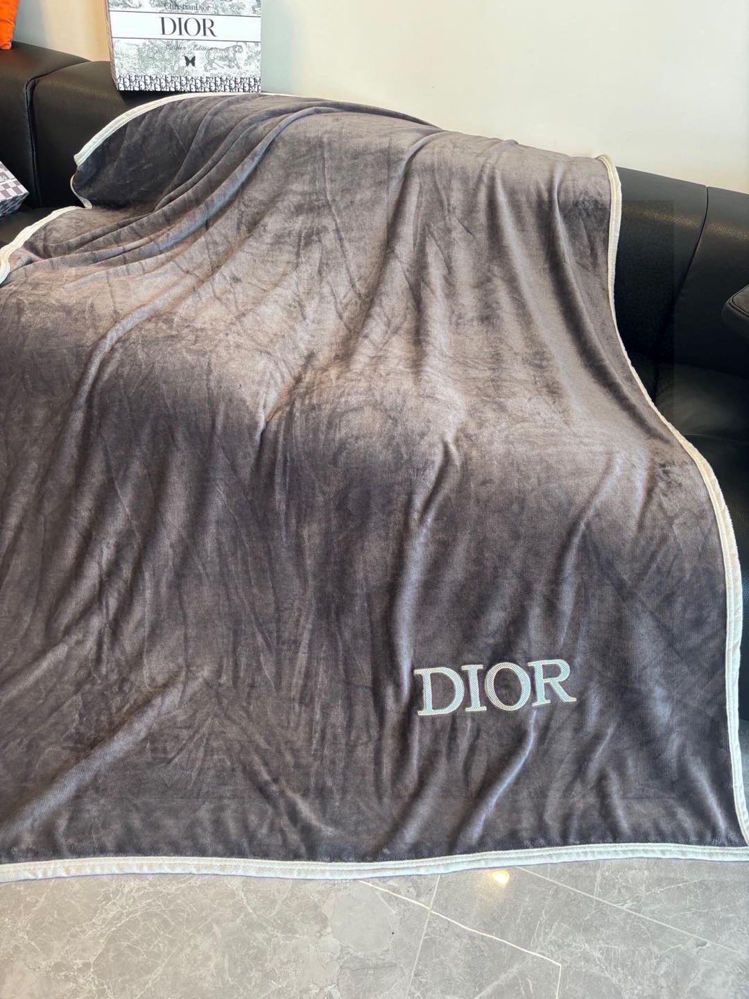  Dior 迪奥 （配礼盒）刺绣款
如牛奶🥛般丝滑的体验 比你想象中的毛毯更柔软 不信你试试 可以贴身裸