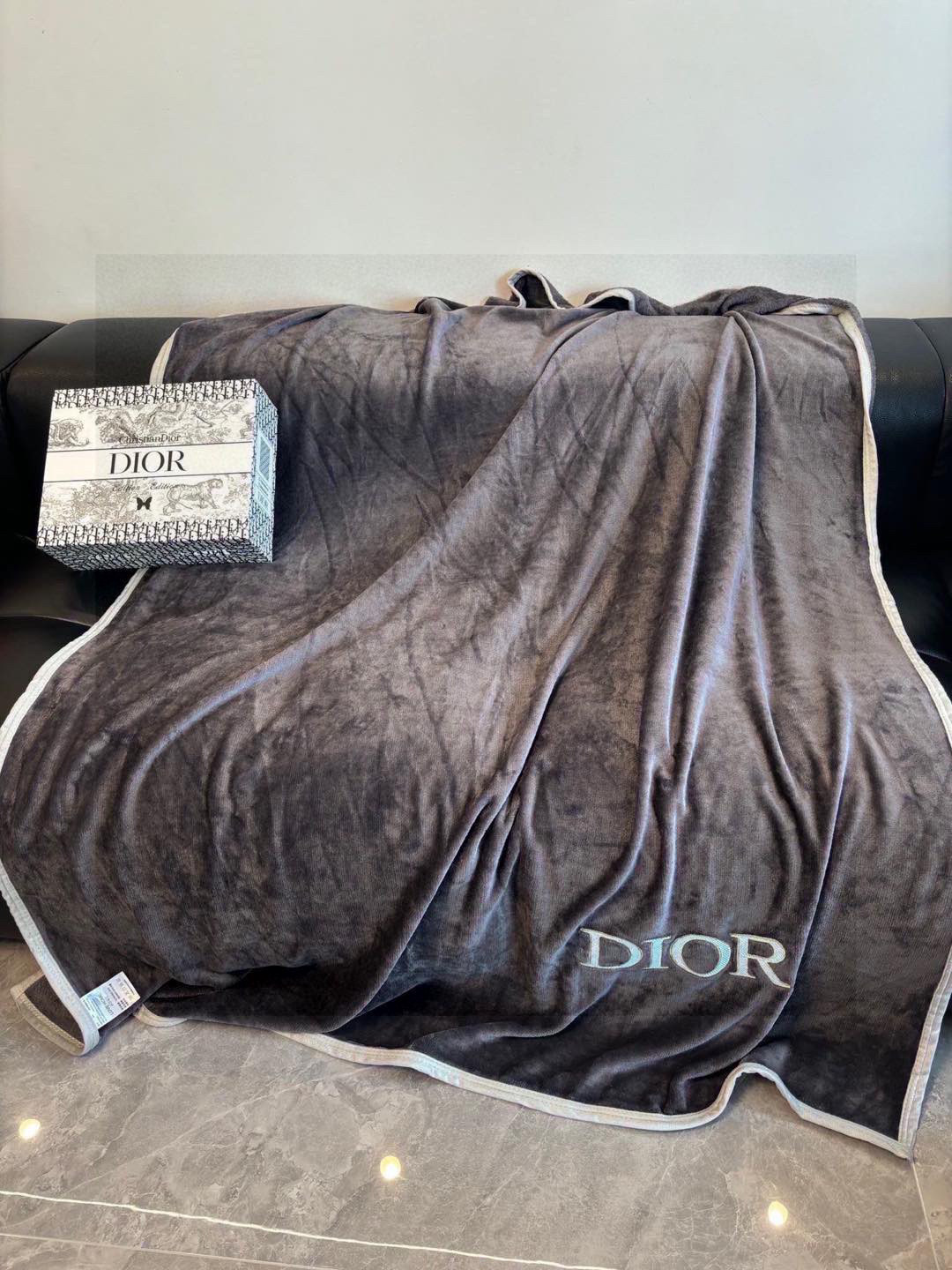  Dior 迪奥 （配礼盒）刺绣款
如牛奶🥛般丝滑的体验 比你想象中的毛毯更柔软 不信你试试 可以贴身裸