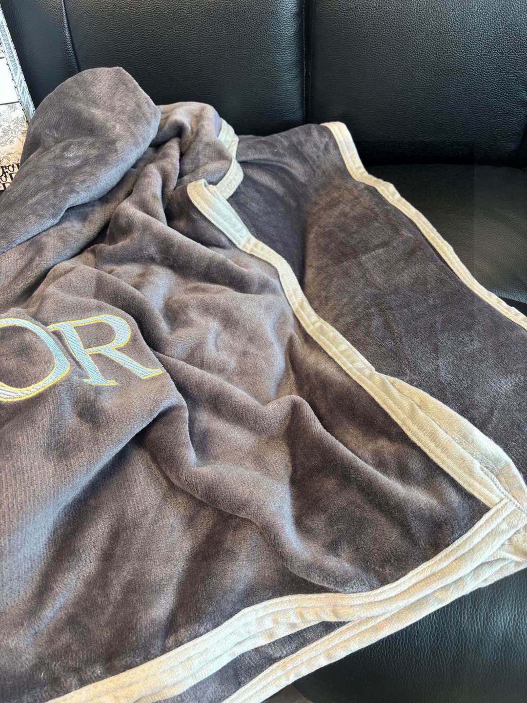  Dior 迪奥 （配礼盒）刺绣款
如牛奶🥛般丝滑的体验 比你想象中的毛毯更柔软 不信你试试 可以贴身裸