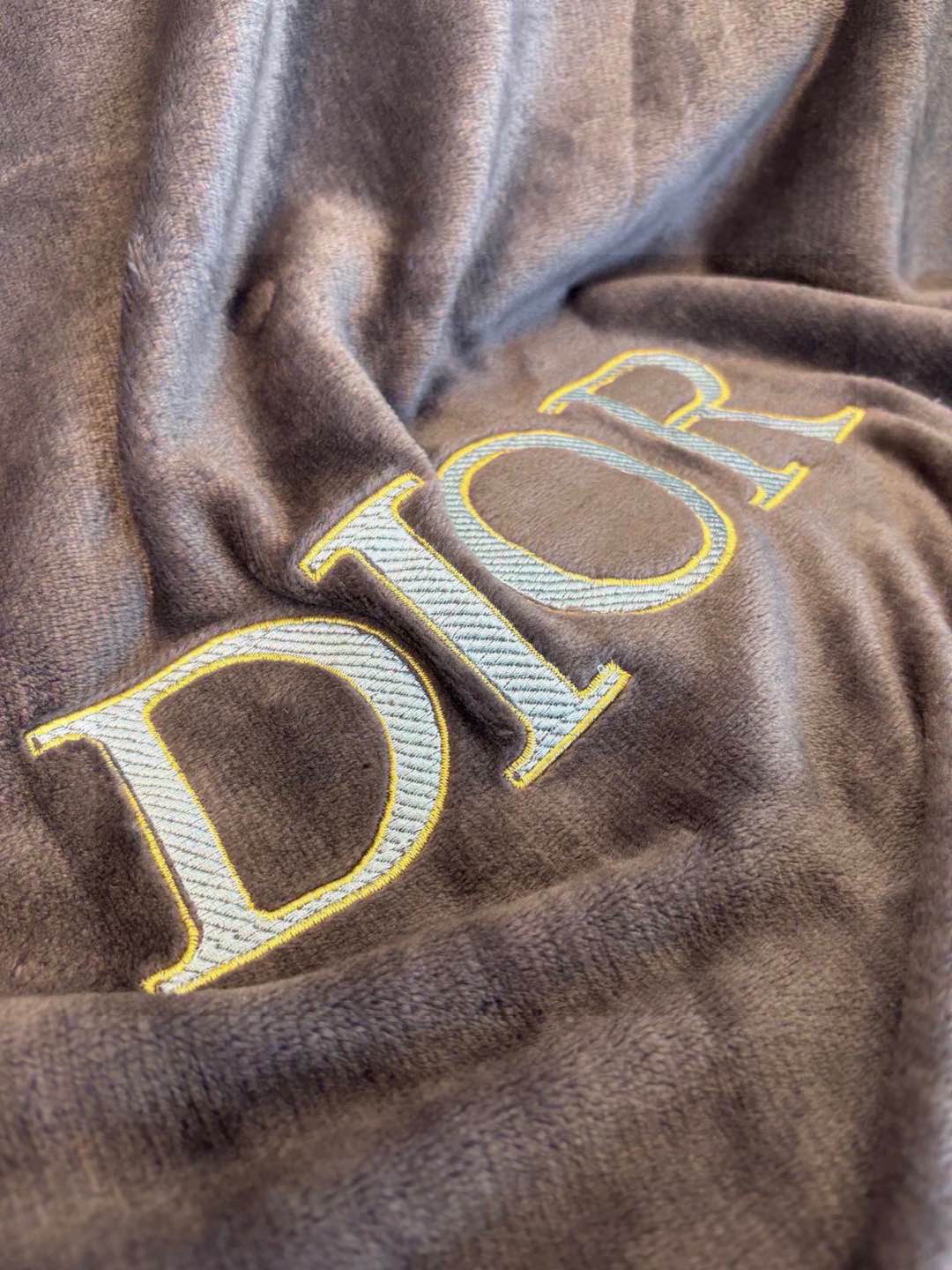  Dior 迪奥 （配礼盒）刺绣款
如牛奶🥛般丝滑的体验 比你想象中的毛毯更柔软 不信你试试 可以贴身裸