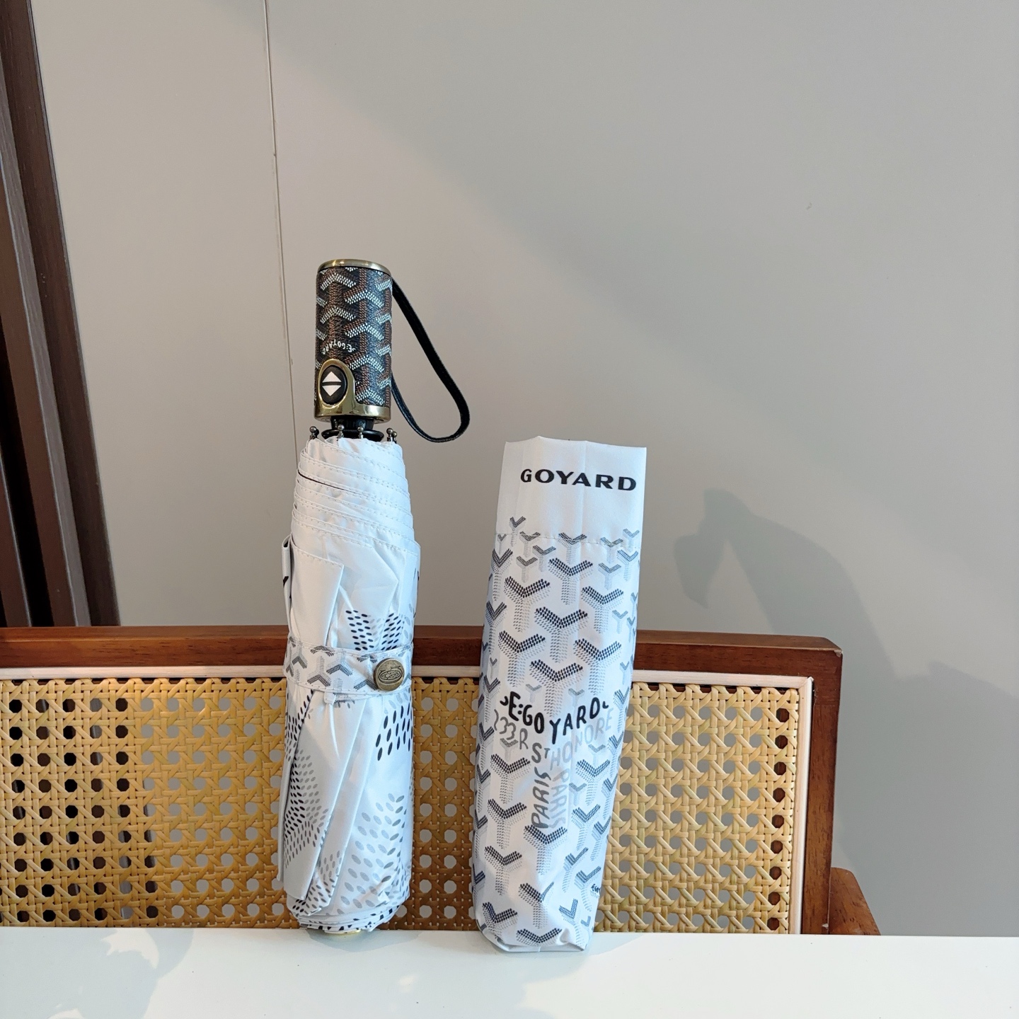  Goyard戈雅  三折自动折叠伞 热卖款 时尚指数爆表 不论晴天雨天使用都相得益彰 拥有它感受风从身