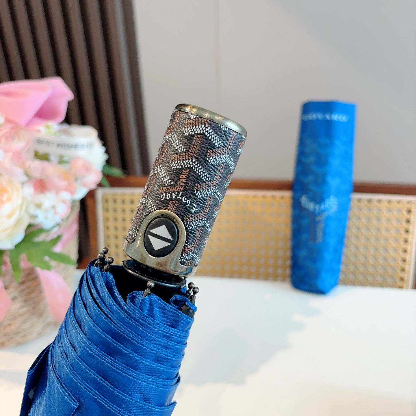  Goyard戈雅  三折自动折叠伞 热卖款 时尚指数爆表 不论晴天雨天使用都相得益彰 拥有它感受风从身