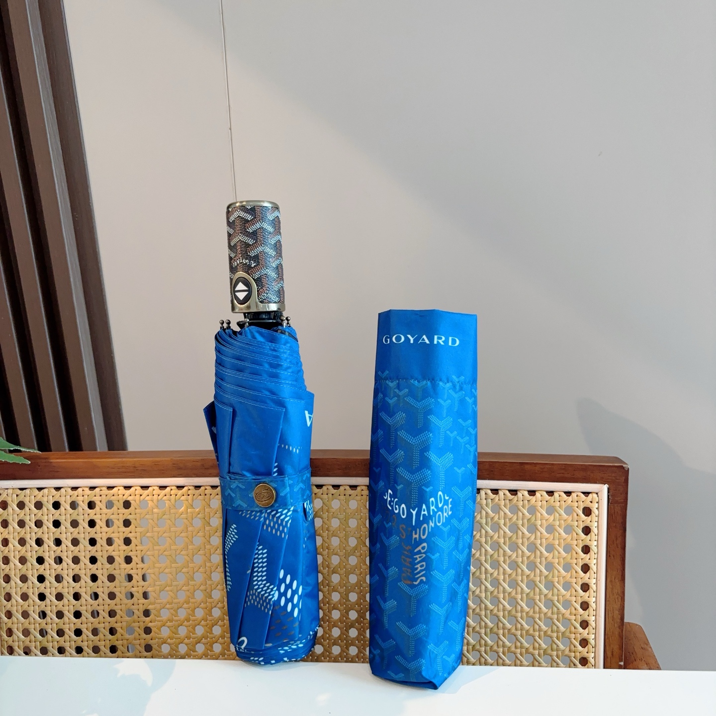  Goyard戈雅  三折自动折叠伞 热卖款 时尚指数爆表 不论晴天雨天使用都相得益彰 拥有它感受风从身