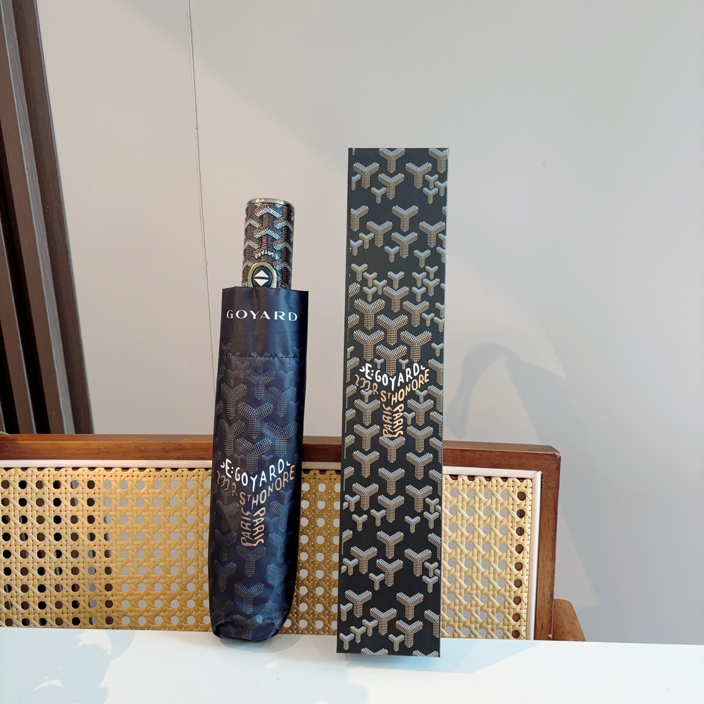  Goyard戈雅  三折自动折叠伞 热卖款 时尚指数爆表 不论晴天雨天使用都相得益彰 拥有它感受风从身