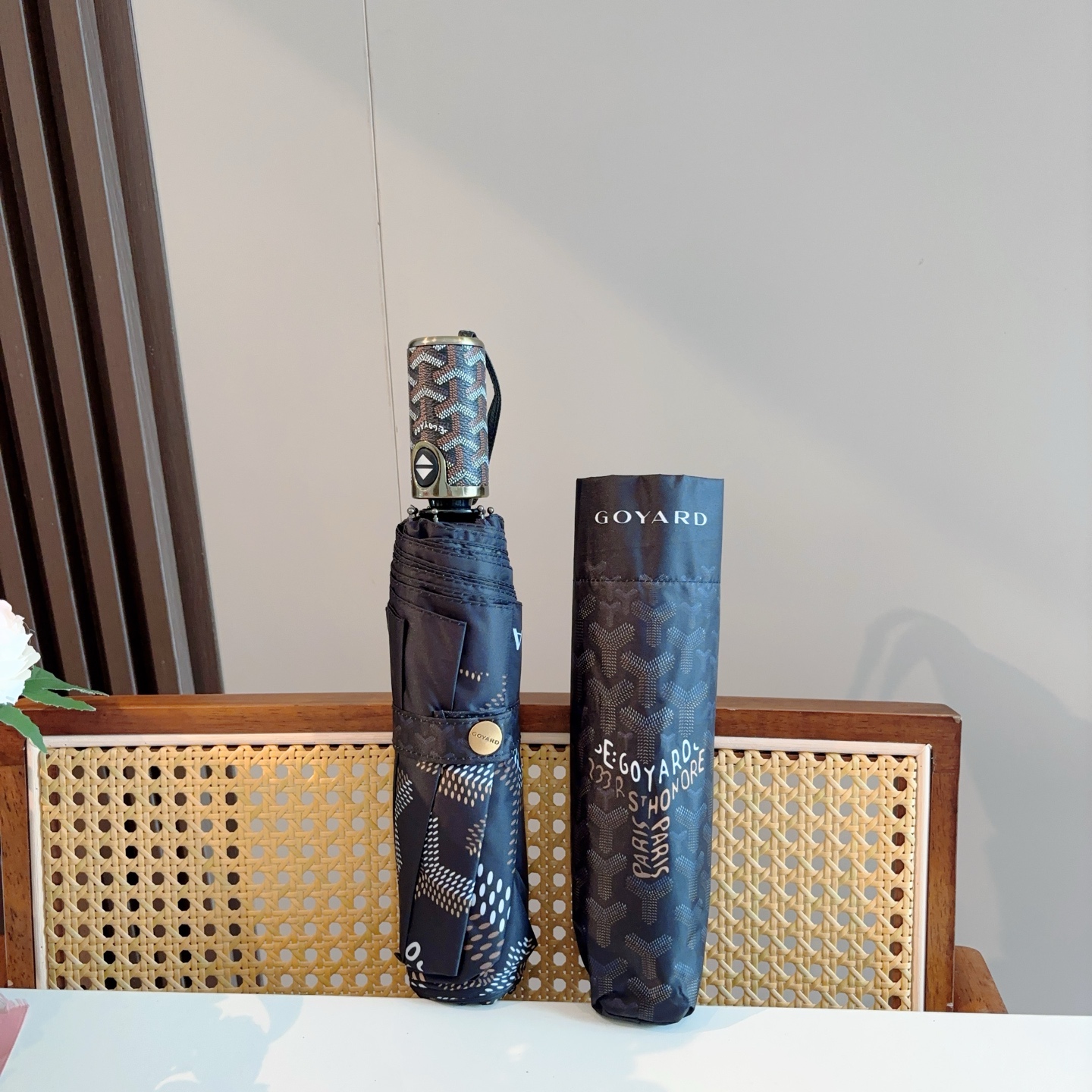  Goyard戈雅  三折自动折叠伞 热卖款 时尚指数爆表 不论晴天雨天使用都相得益彰 拥有它感受风从身
