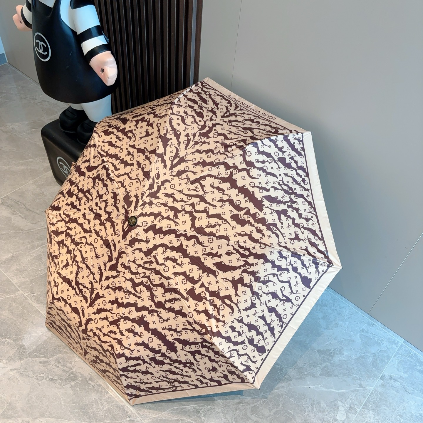 LOUIS VUITTON （路易威登）新款 三折自动折叠晴雨伞 新涂层技术深色伞面 拥有令人惊喜的遮光