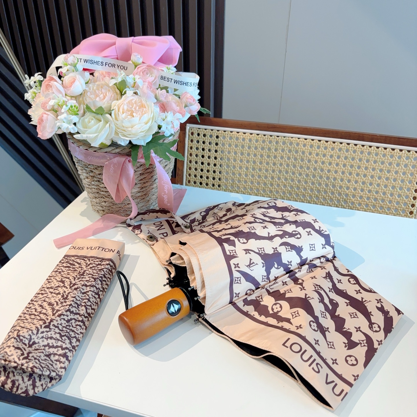 LOUIS VUITTON （路易威登）新款 三折自动折叠晴雨伞 新涂层技术深色伞面 拥有令人惊喜的遮光