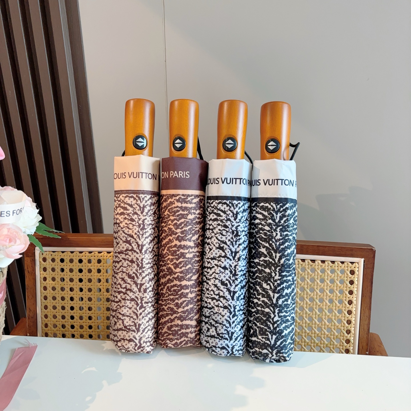 LOUIS VUITTON （路易威登）新款 三折自动折叠晴雨伞 新涂层技术深色伞面 拥有令人惊喜的遮光