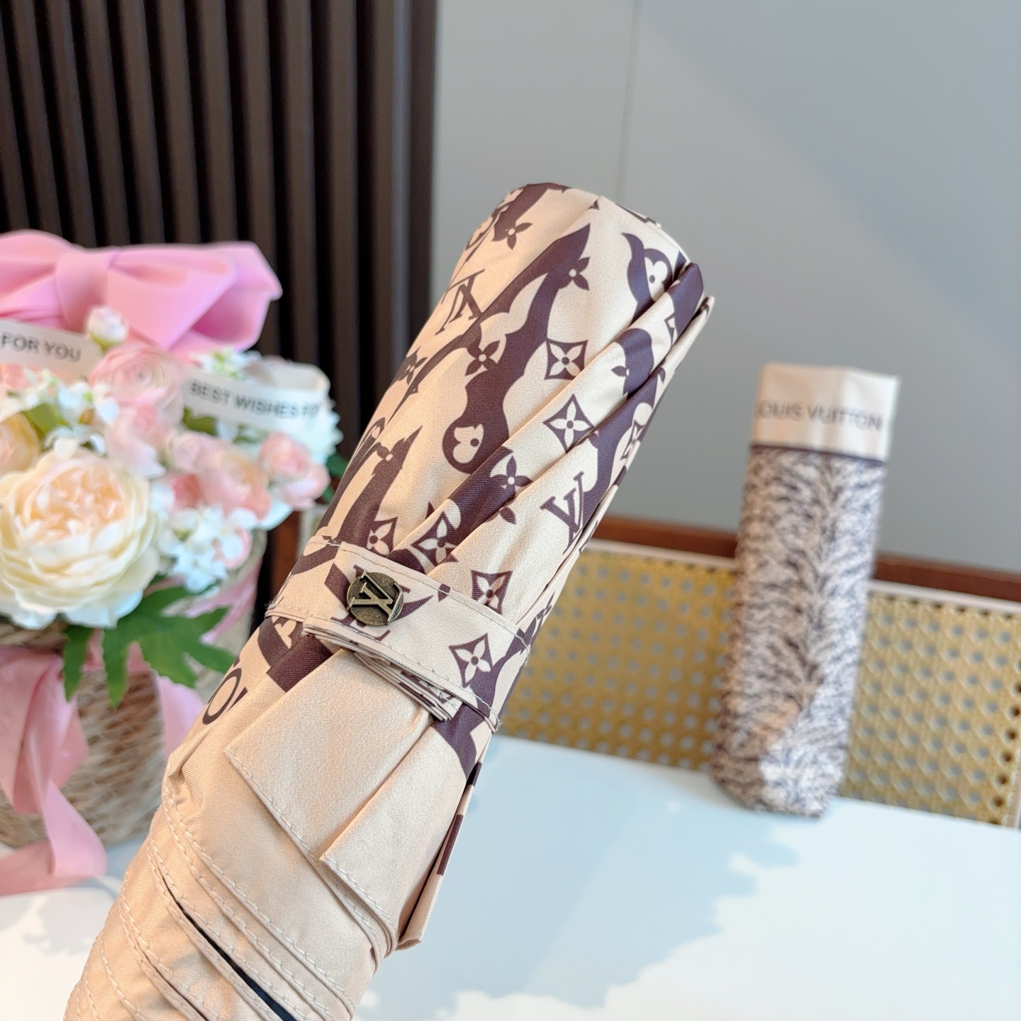 LOUIS VUITTON （路易威登）新款 三折自动折叠晴雨伞 新涂层技术深色伞面 拥有令人惊喜的遮光