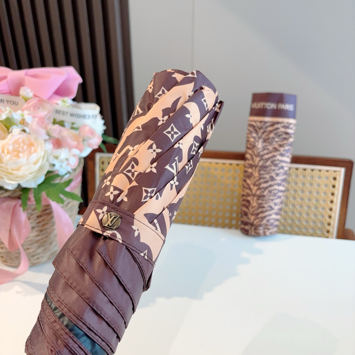LOUIS VUITTON （路易威登）新款 三折自动折叠晴雨伞 新涂层技术深色伞面 拥有令人惊喜的遮光
