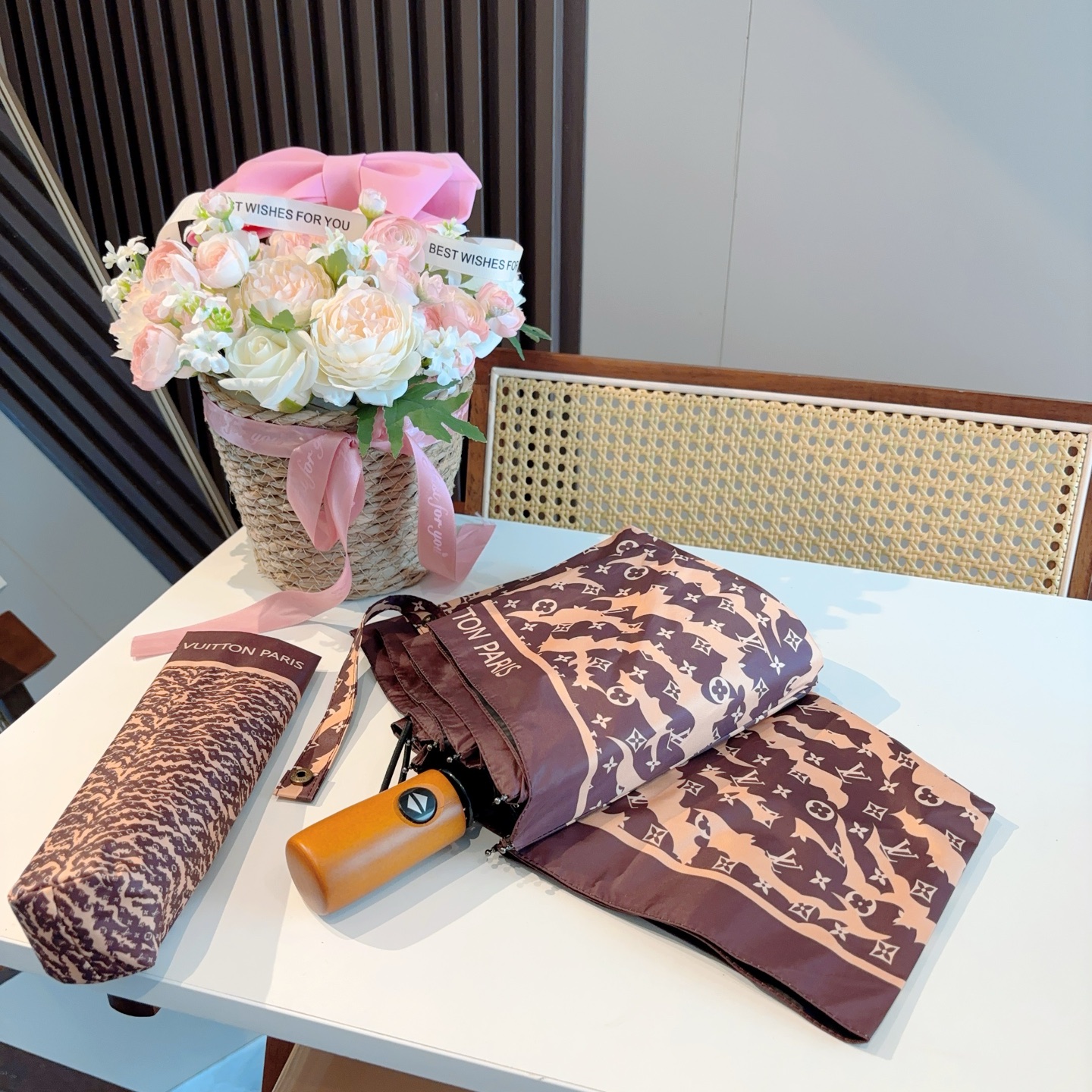 LOUIS VUITTON （路易威登）新款 三折自动折叠晴雨伞 新涂层技术深色伞面 拥有令人惊喜的遮光