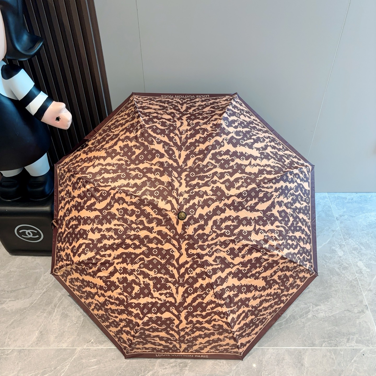 LOUIS VUITTON （路易威登）新款 三折自动折叠晴雨伞 新涂层技术深色伞面 拥有令人惊喜的遮光