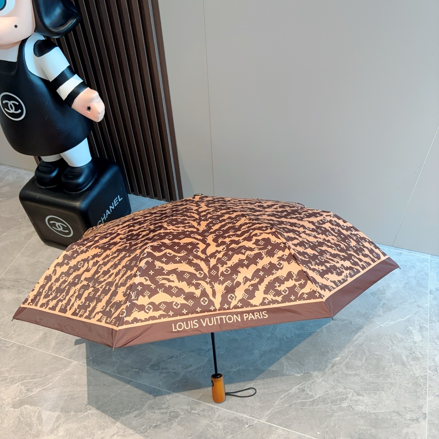 LOUIS VUITTON （路易威登）新款 三折自动折叠晴雨伞 新涂层技术深色伞面 拥有令人惊喜的遮光