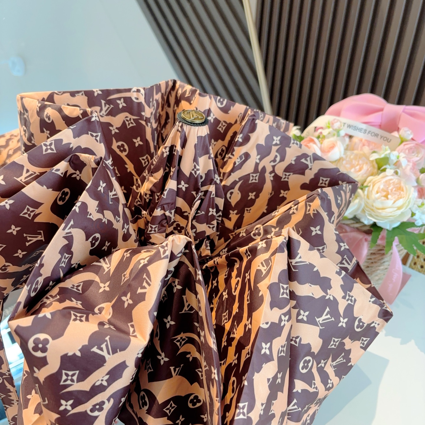LOUIS VUITTON （路易威登）新款 三折自动折叠晴雨伞 新涂层技术深色伞面 拥有令人惊喜的遮光