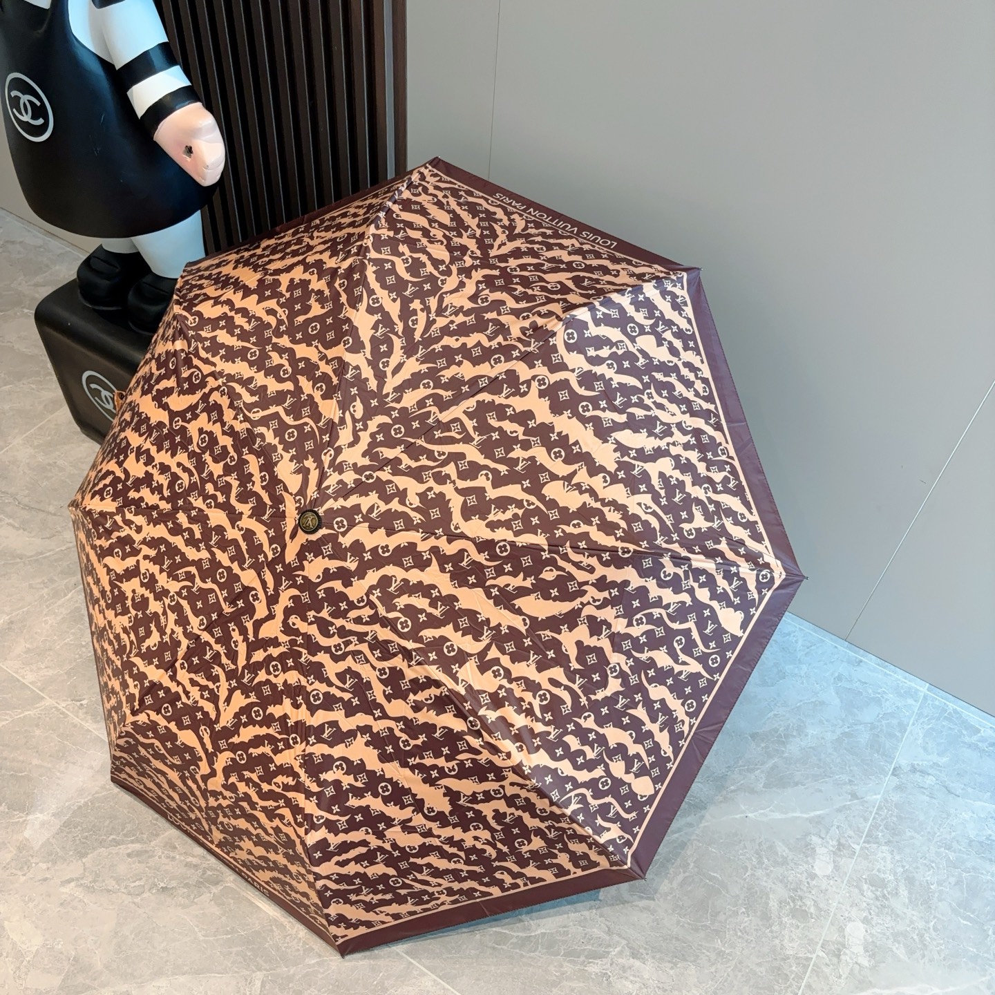 LOUIS VUITTON （路易威登）新款 三折自动折叠晴雨伞 新涂层技术深色伞面 拥有令人惊喜的遮光
