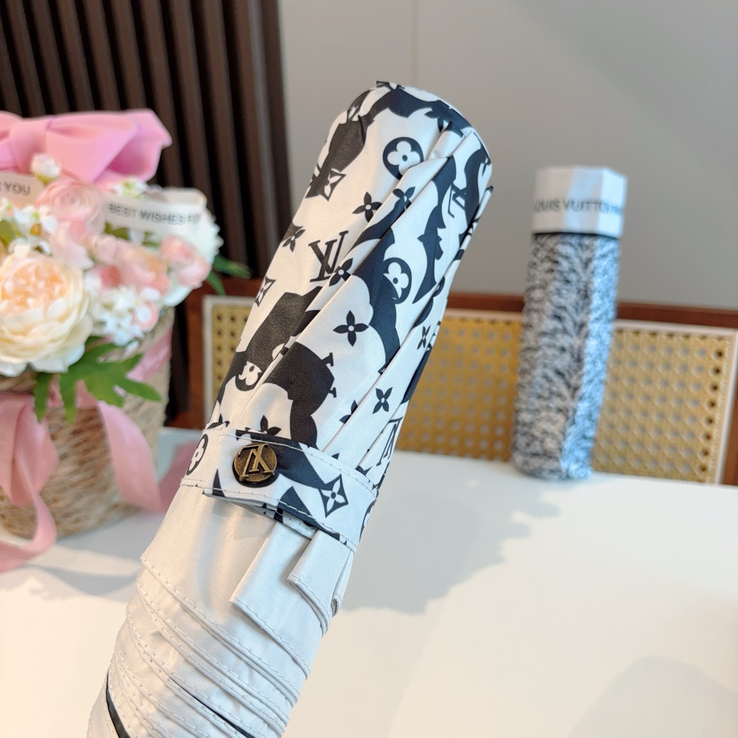 LOUIS VUITTON （路易威登）新款 三折自动折叠晴雨伞 新涂层技术深色伞面 拥有令人惊喜的遮光