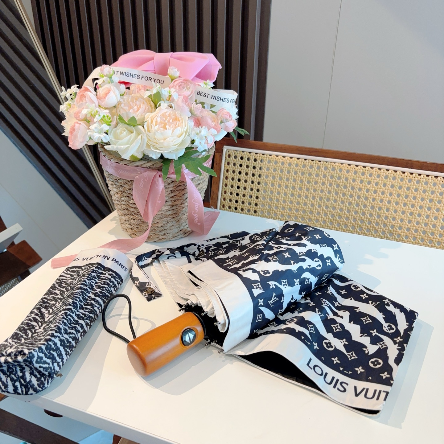 LOUIS VUITTON （路易威登）新款 三折自动折叠晴雨伞 新涂层技术深色伞面 拥有令人惊喜的遮光