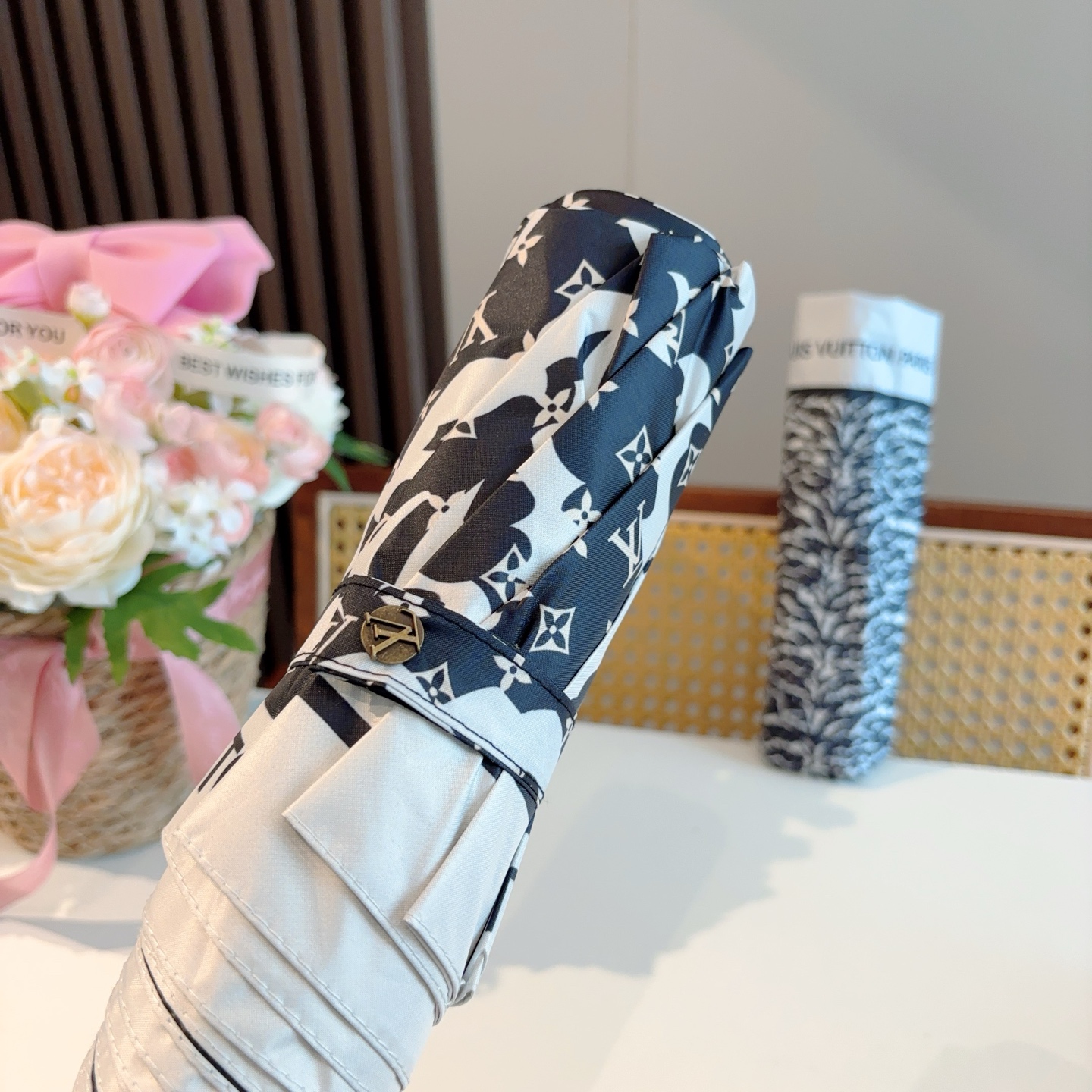 LOUIS VUITTON （路易威登）新款 三折自动折叠晴雨伞 新涂层技术深色伞面 拥有令人惊喜的遮光