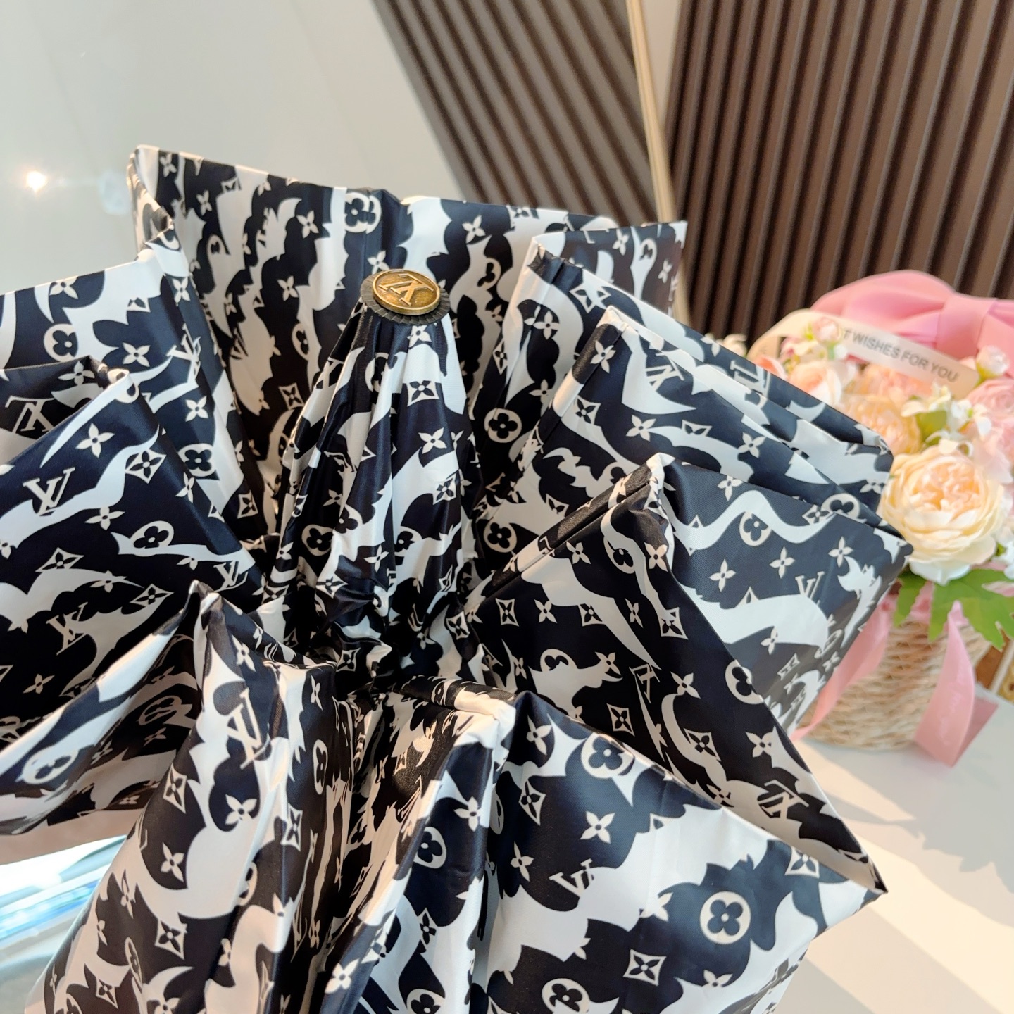 LOUIS VUITTON （路易威登）新款 三折自动折叠晴雨伞 新涂层技术深色伞面 拥有令人惊喜的遮光