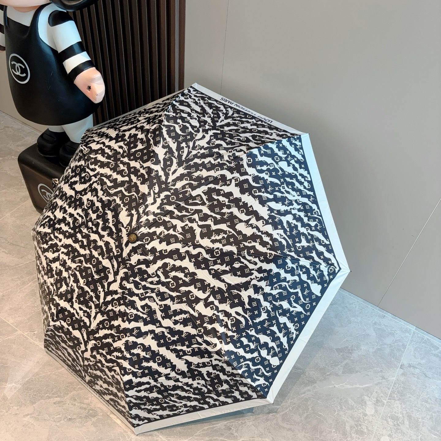 LOUIS VUITTON （路易威登）新款 三折自动折叠晴雨伞 新涂层技术深色伞面 拥有令人惊喜的遮光