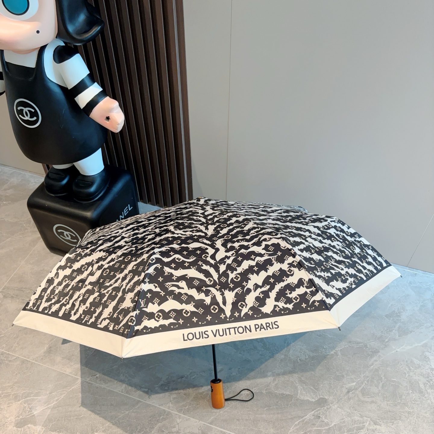 LOUIS VUITTON （路易威登）新款 三折自动折叠晴雨伞 新涂层技术深色伞面 拥有令人惊喜的遮光