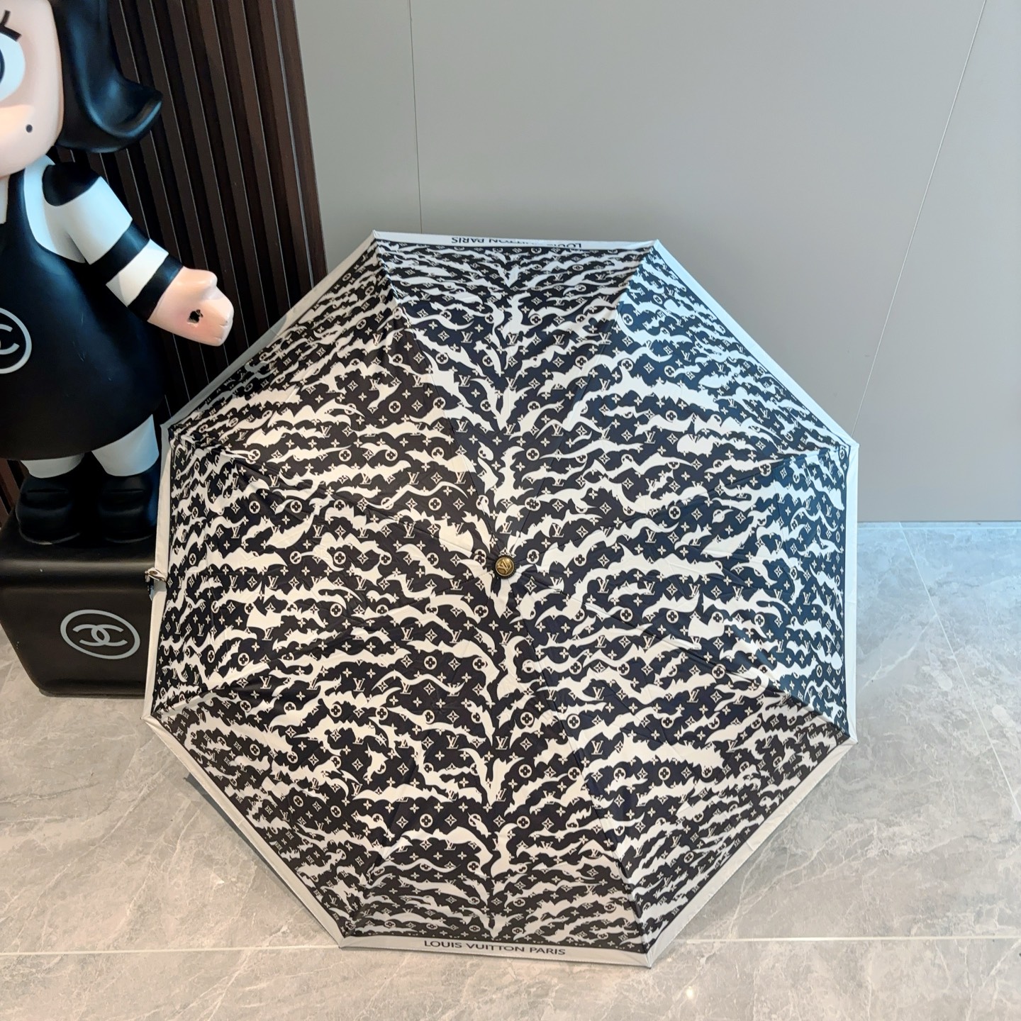 LOUIS VUITTON （路易威登）新款 三折自动折叠晴雨伞 新涂层技术深色伞面 拥有令人惊喜的遮光