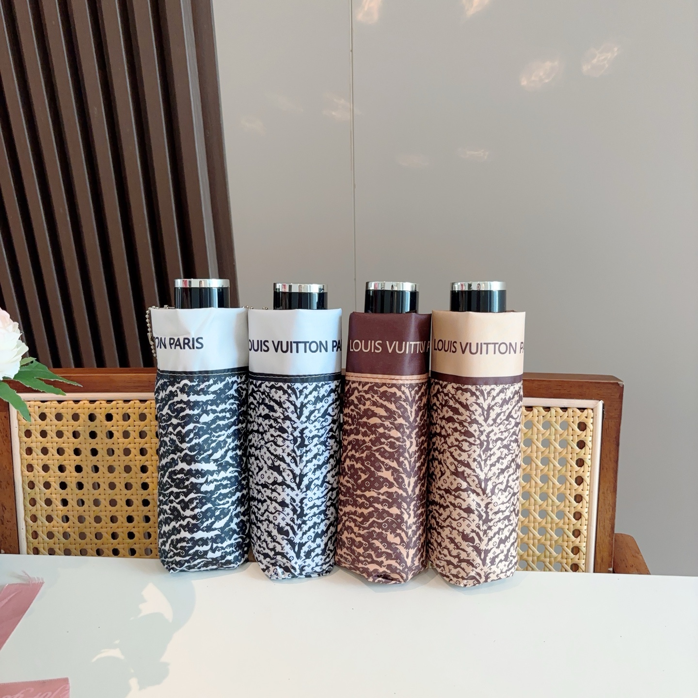  LOUIS VUITTON（路易威登）五折伞 热卖款 时尚指数爆表 不论晴天雨天使用都相得益彰 拥有它
