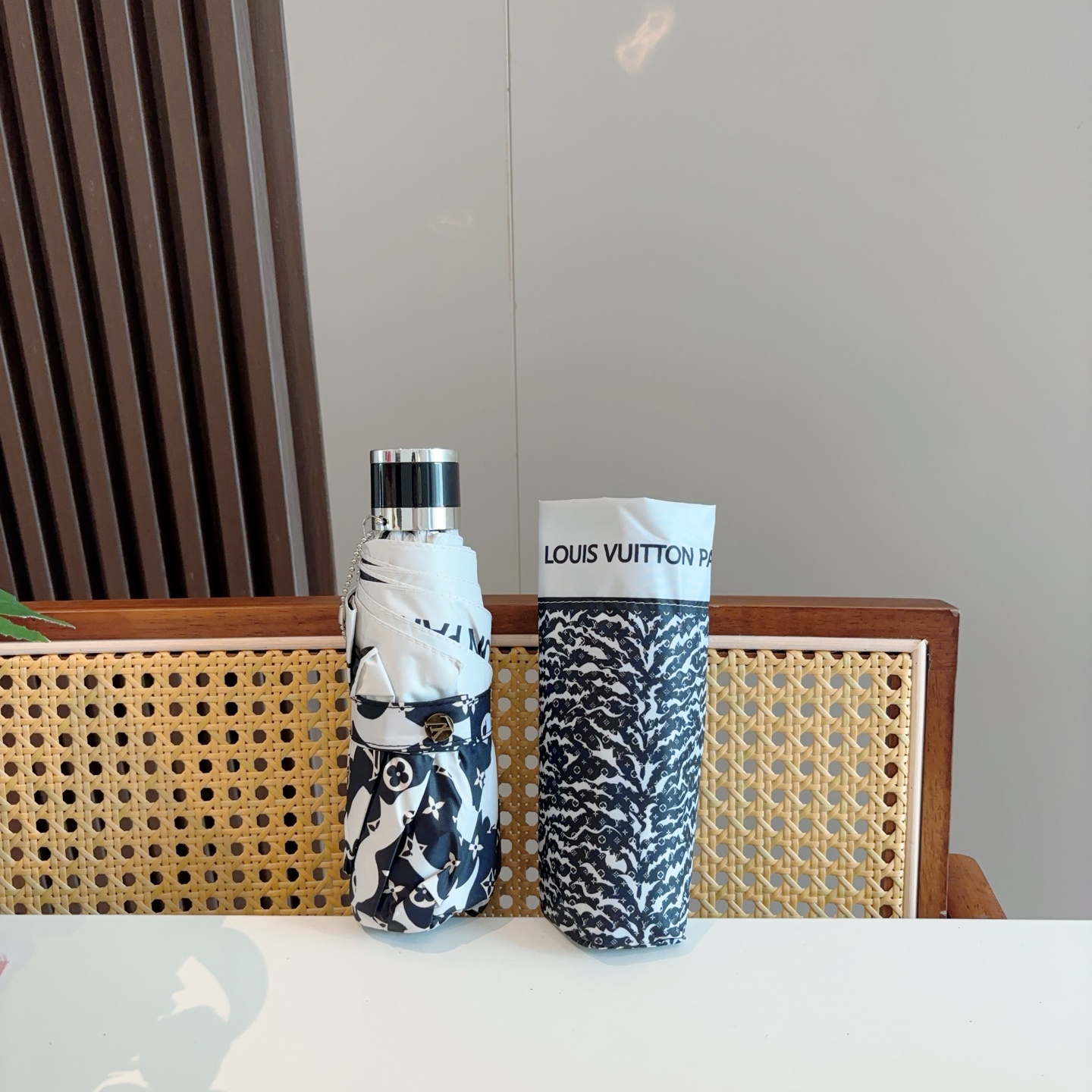  LOUIS VUITTON（路易威登）五折伞 热卖款 时尚指数爆表 不论晴天雨天使用都相得益彰 拥有它